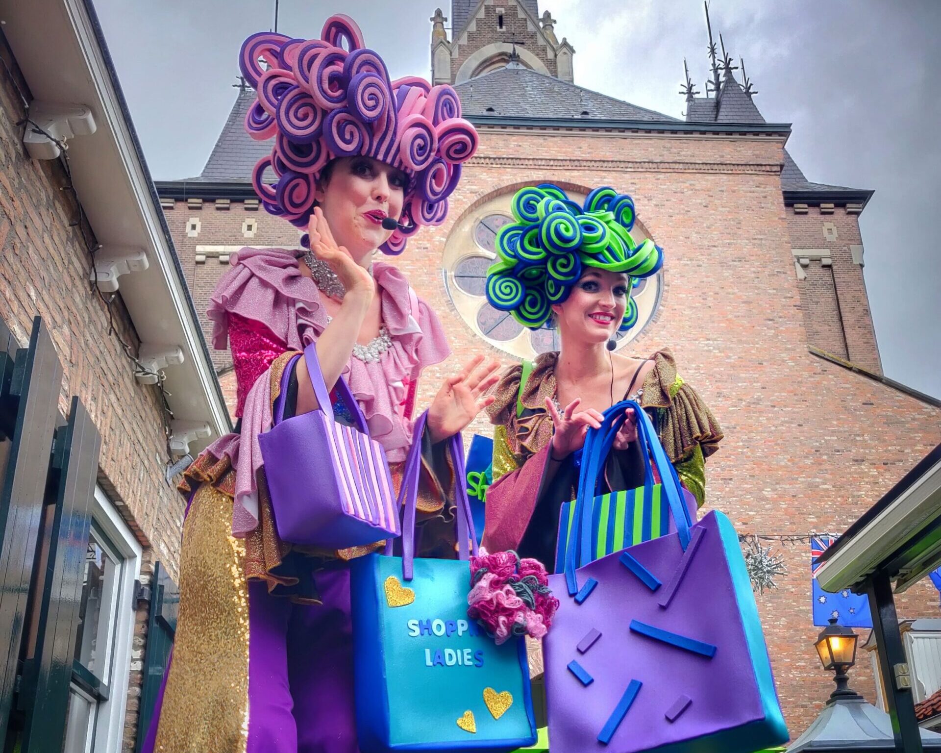 Shopping Ladies steltloop-act met glitter en humor