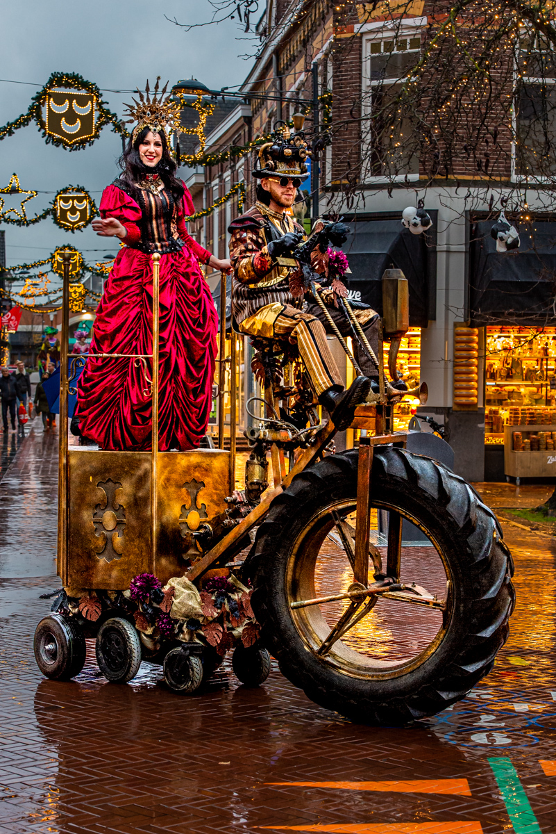 Steampunk muziekact met zingende koningin op rijdend voertuig