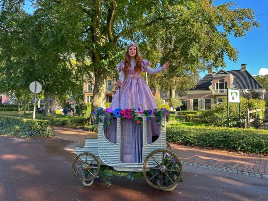 Melodia Goudhart zingende prinses in gouden koets