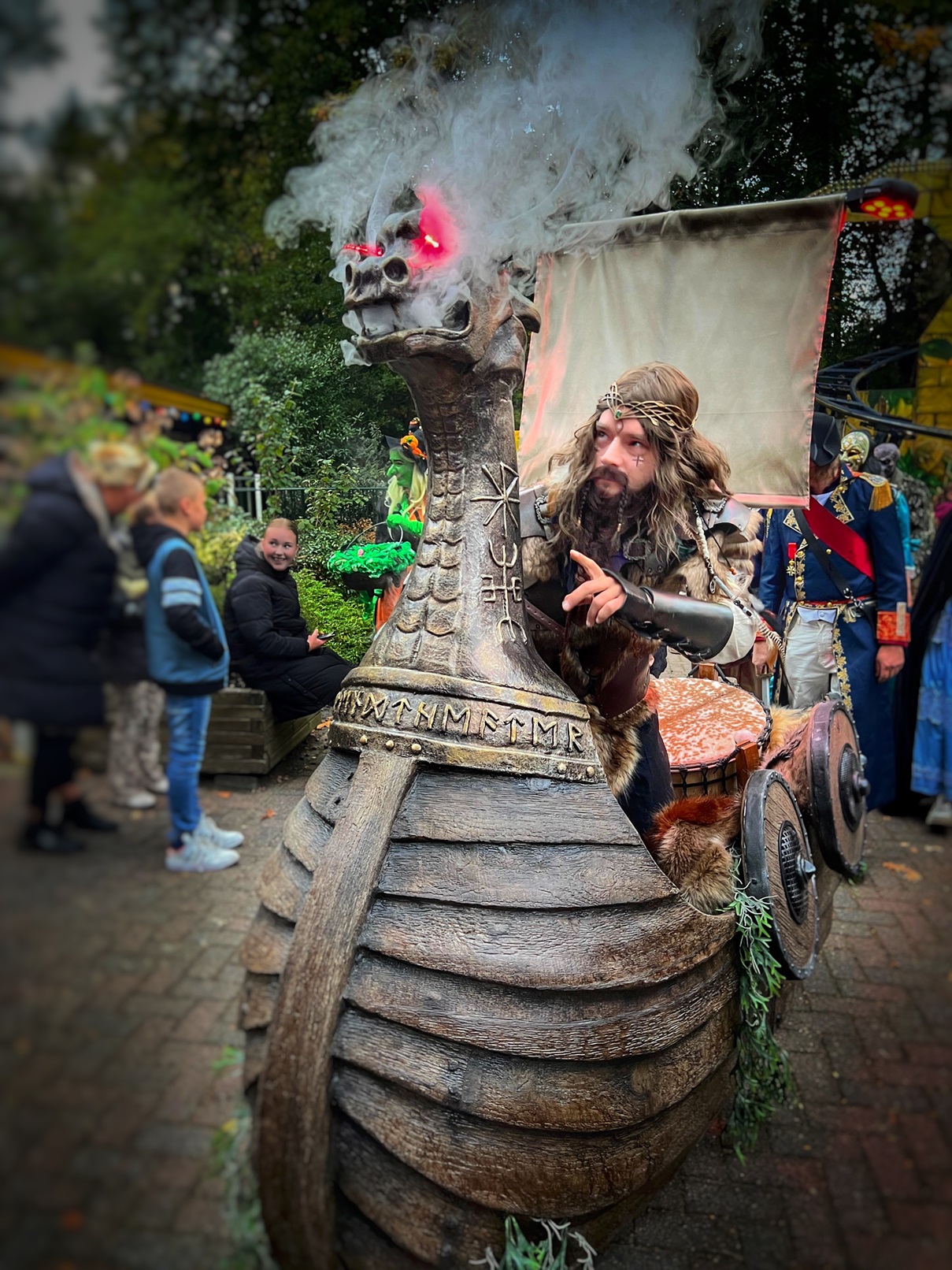 Viking Fjord Explorers straattheater met Vikingvrouwen en zwevende vissen