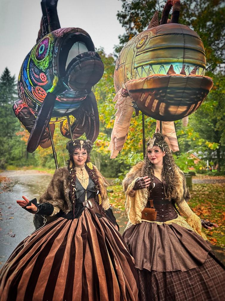 Viking Fjord Explorers straattheater met Vikingvrouwen en zwevende vissen