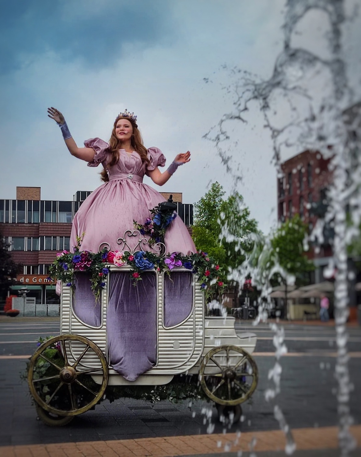 Melodia Goudhart zingende prinses in gouden koets