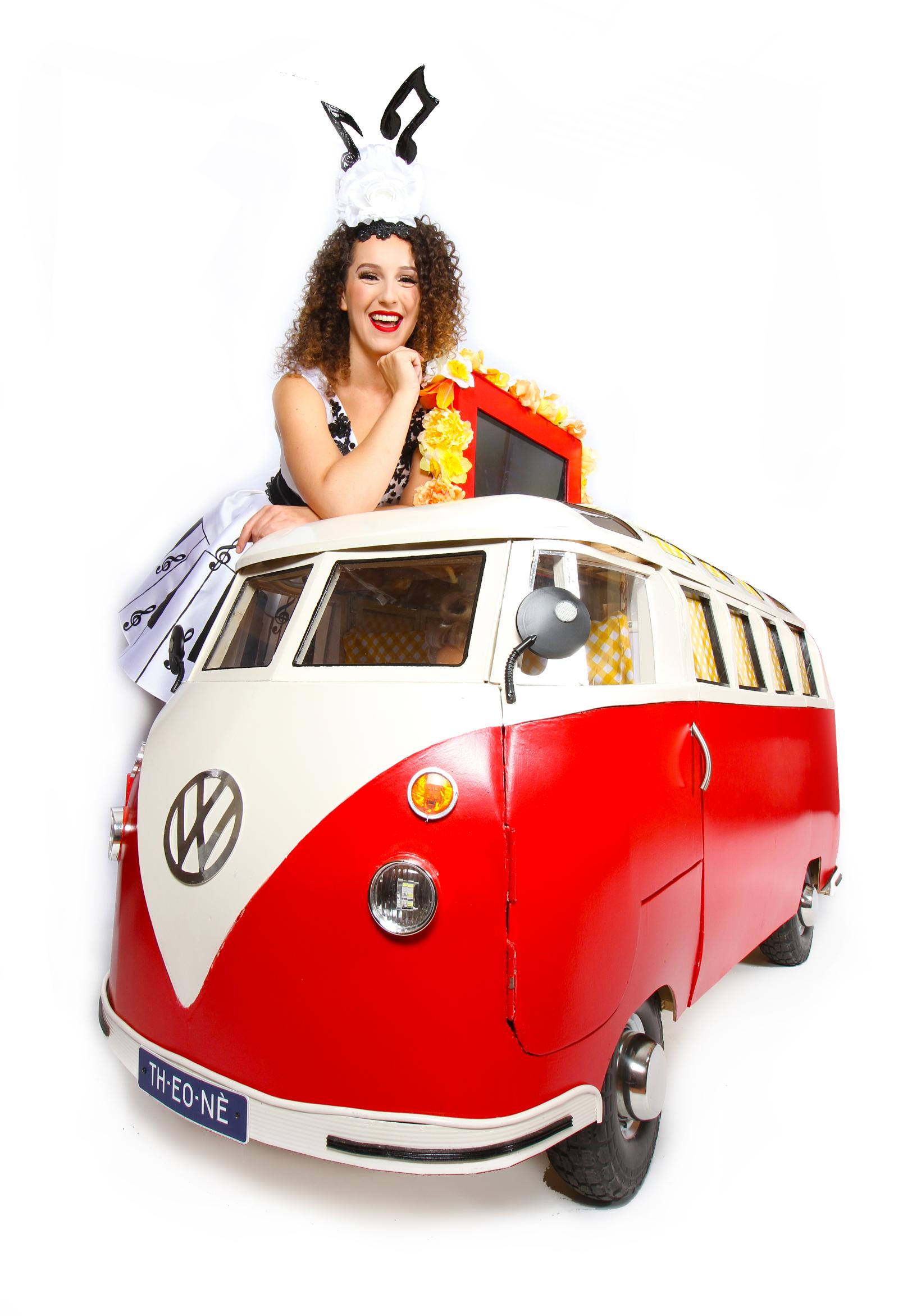 Interactieve straattheater karaoke met zang en disco vibes
