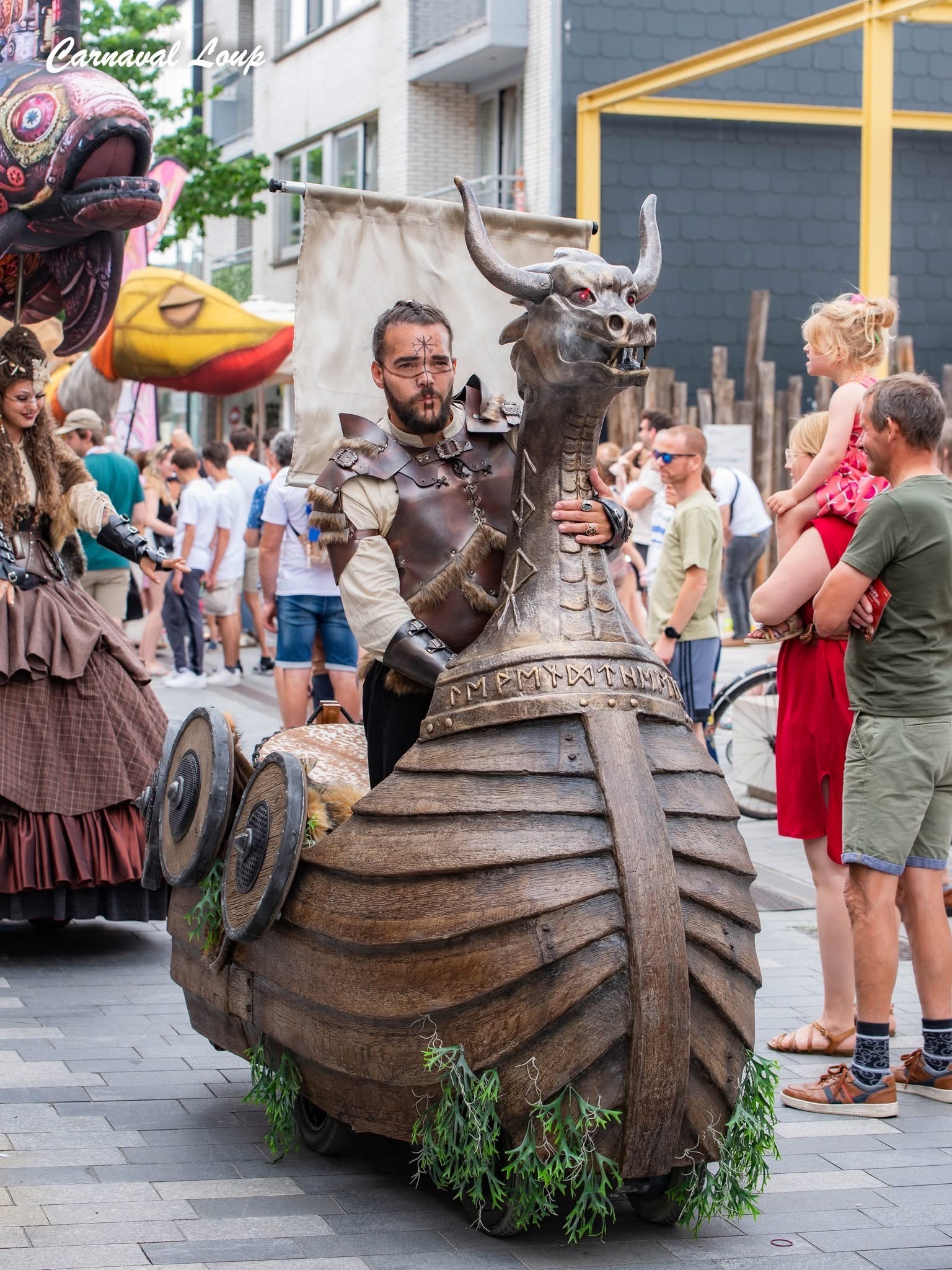 Viking Fjord Explorers straattheater met Vikingvrouwen en zwevende vissen