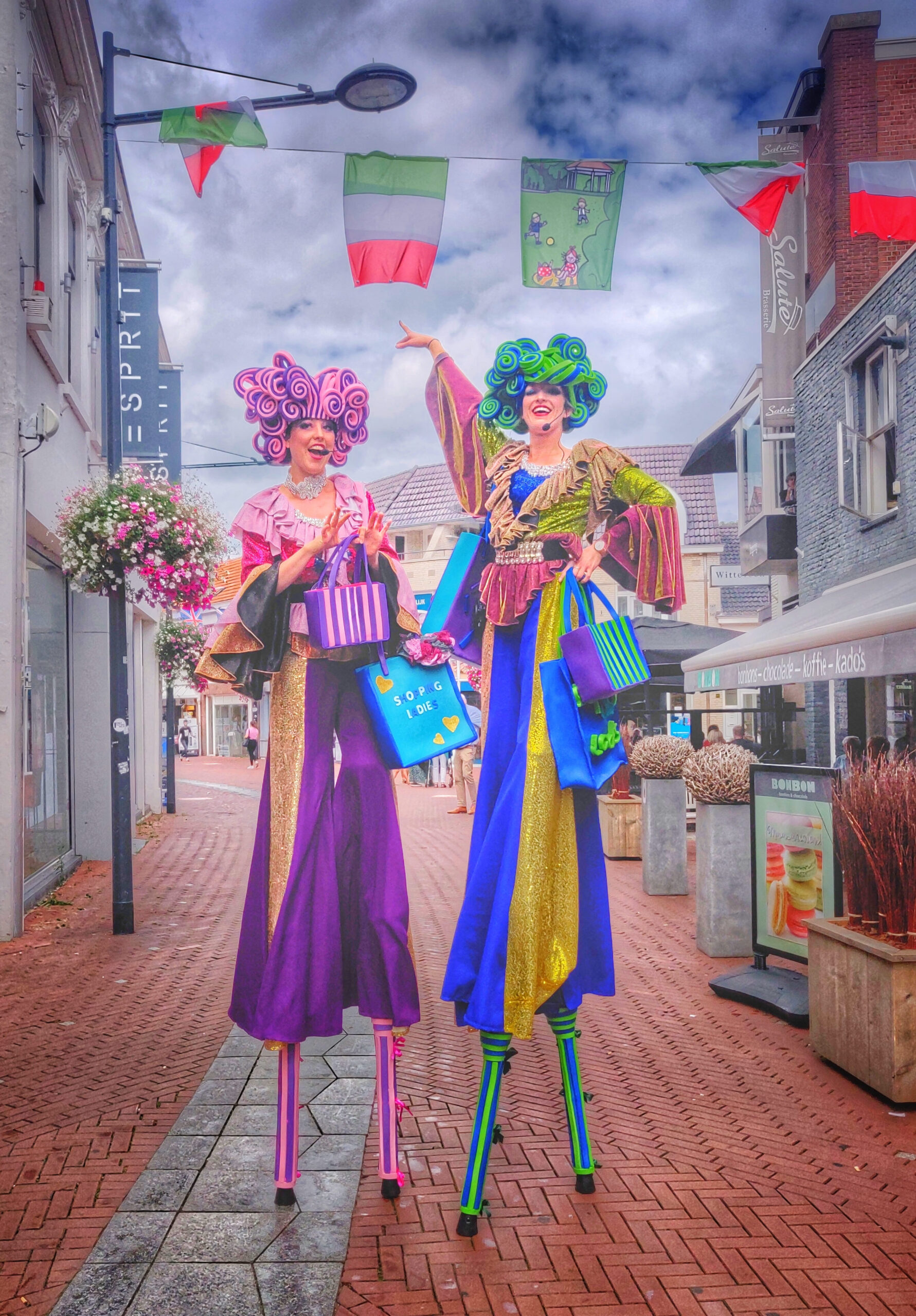 Shopping Ladies steltloop-act met glitter en humor