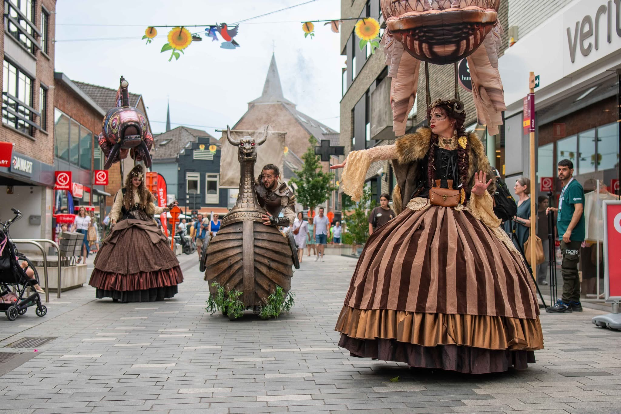 Viking Fjord Explorers straattheater met Vikingvrouwen en zwevende vissen