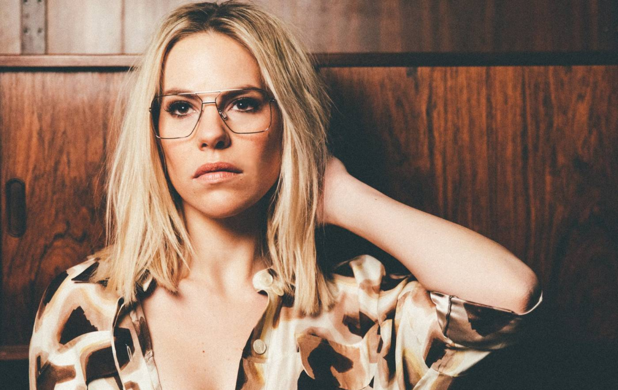 Eline De Munck als presentatrice en moderator tijdens een bedrijfsevenement