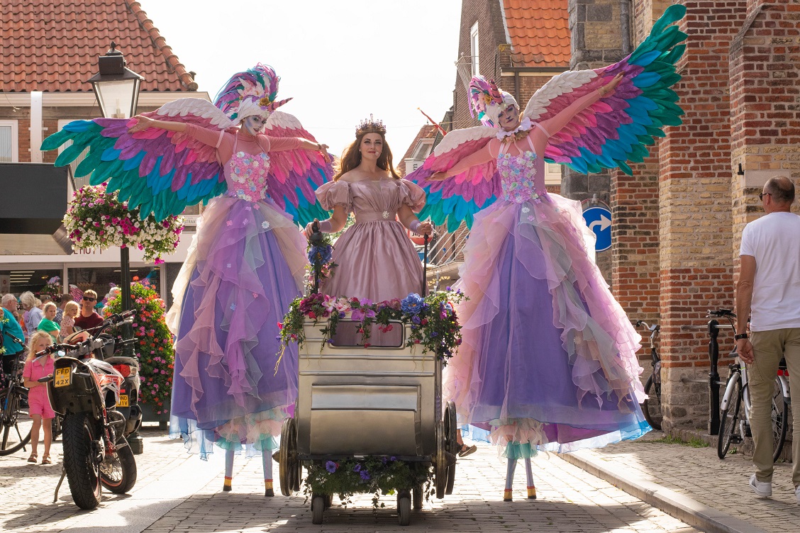 Unicorn steltenlopers met vleugels en glitters op evenement