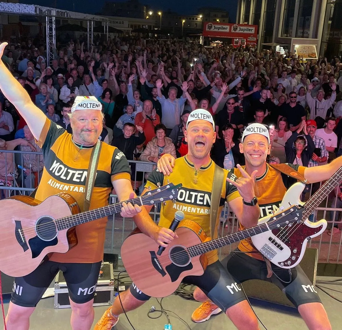 De Molteni’s coverband in wielertenue tijdens live optreden op evenement of festival