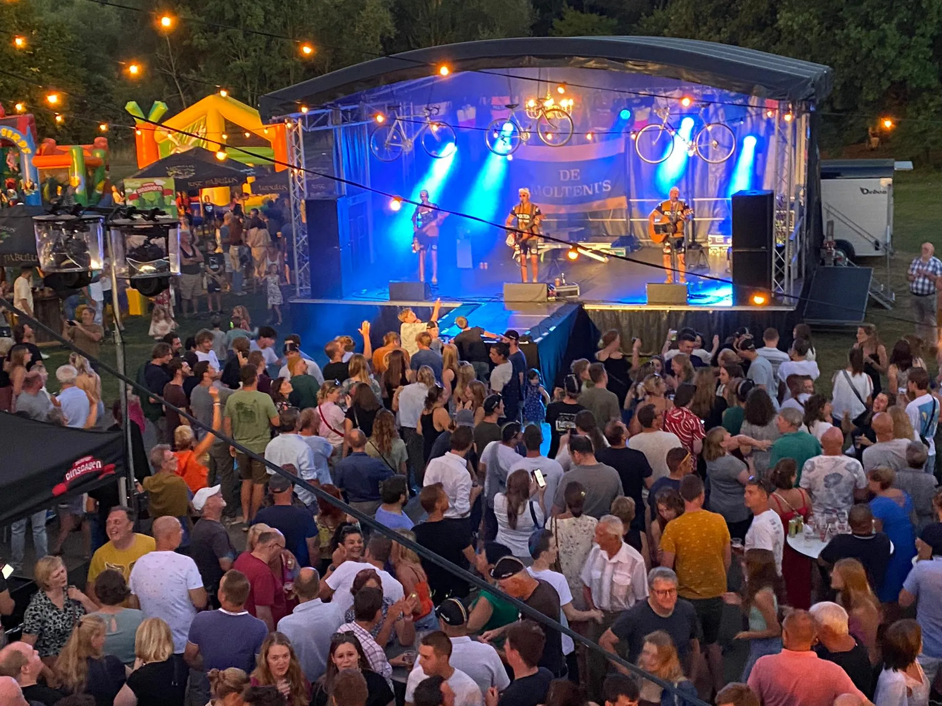 De Molteni’s coverband in wielertenue tijdens live optreden op evenement of festival