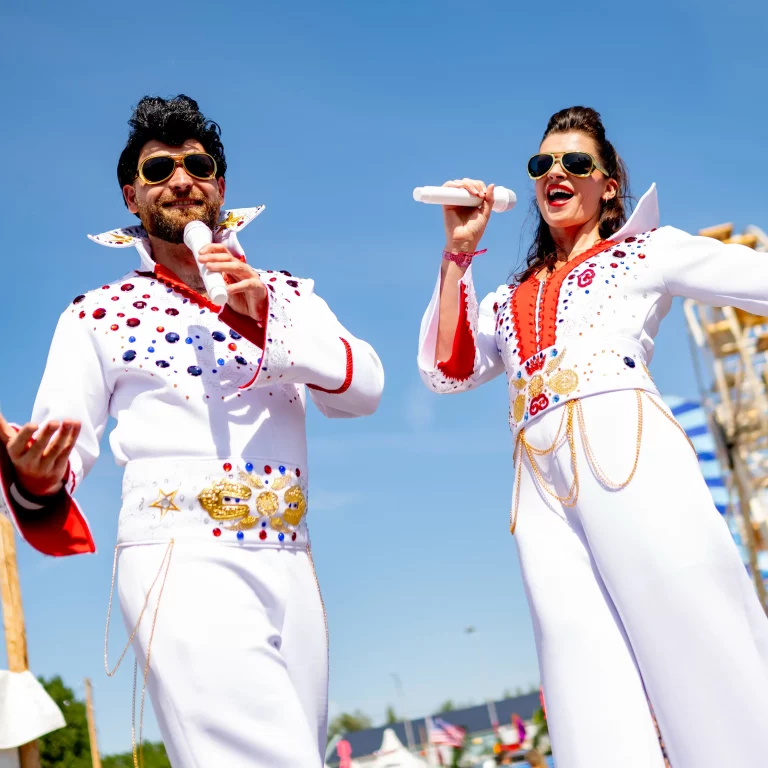 Las Vegas Elvis steltenlopers in glitterkostuums tijdens entertainment op evenement