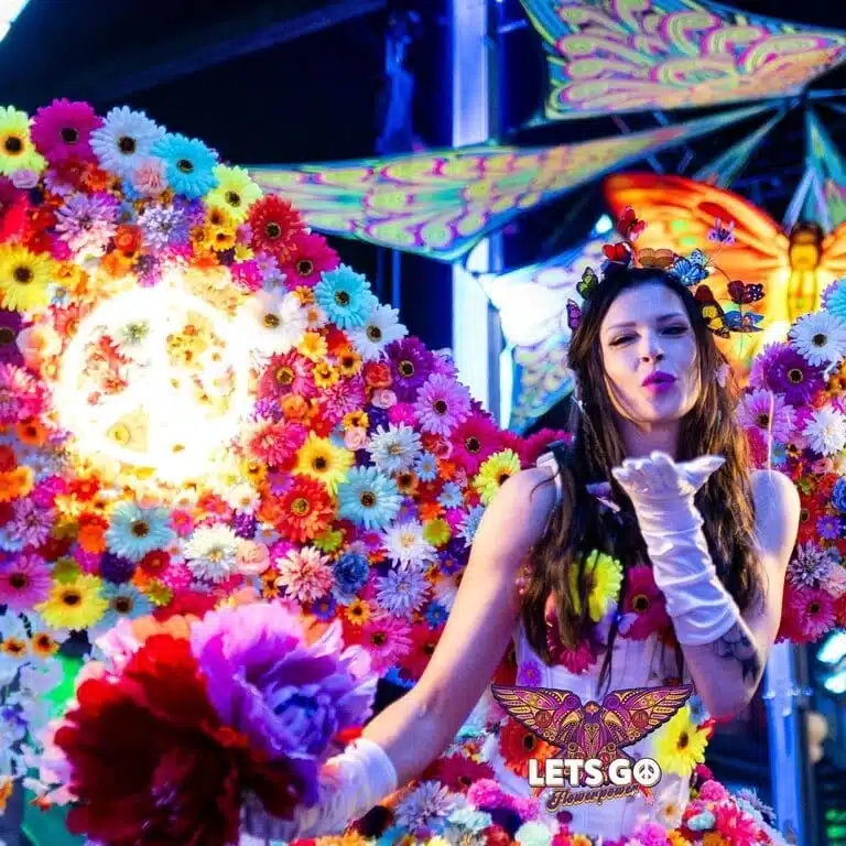 Bloemen steltenlopers in kleurrijke kostuums tijdens straatanimatie op festival of evenement
