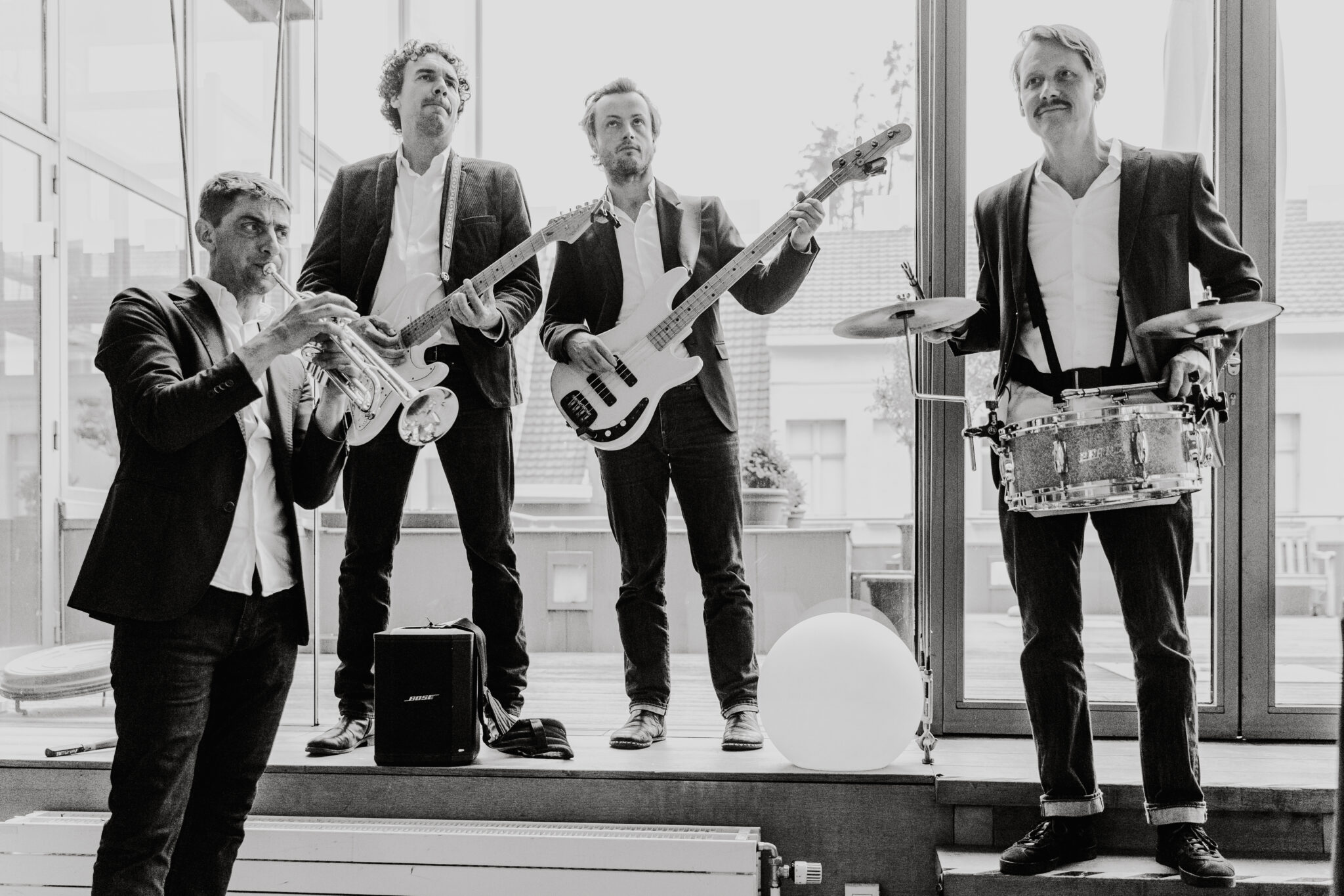 Rock au Vin mobiele live band tijdens optreden tussen publiek op evenement