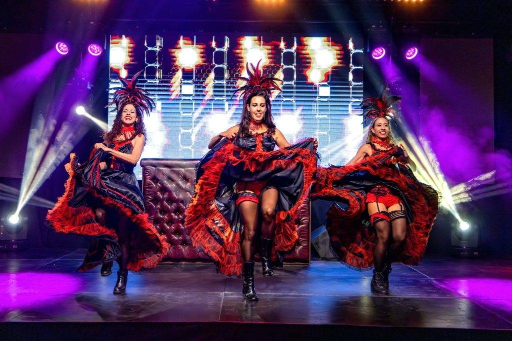 French Cancan danseressen in kleurrijke jurken tijdens interactieve dansshow op evenement