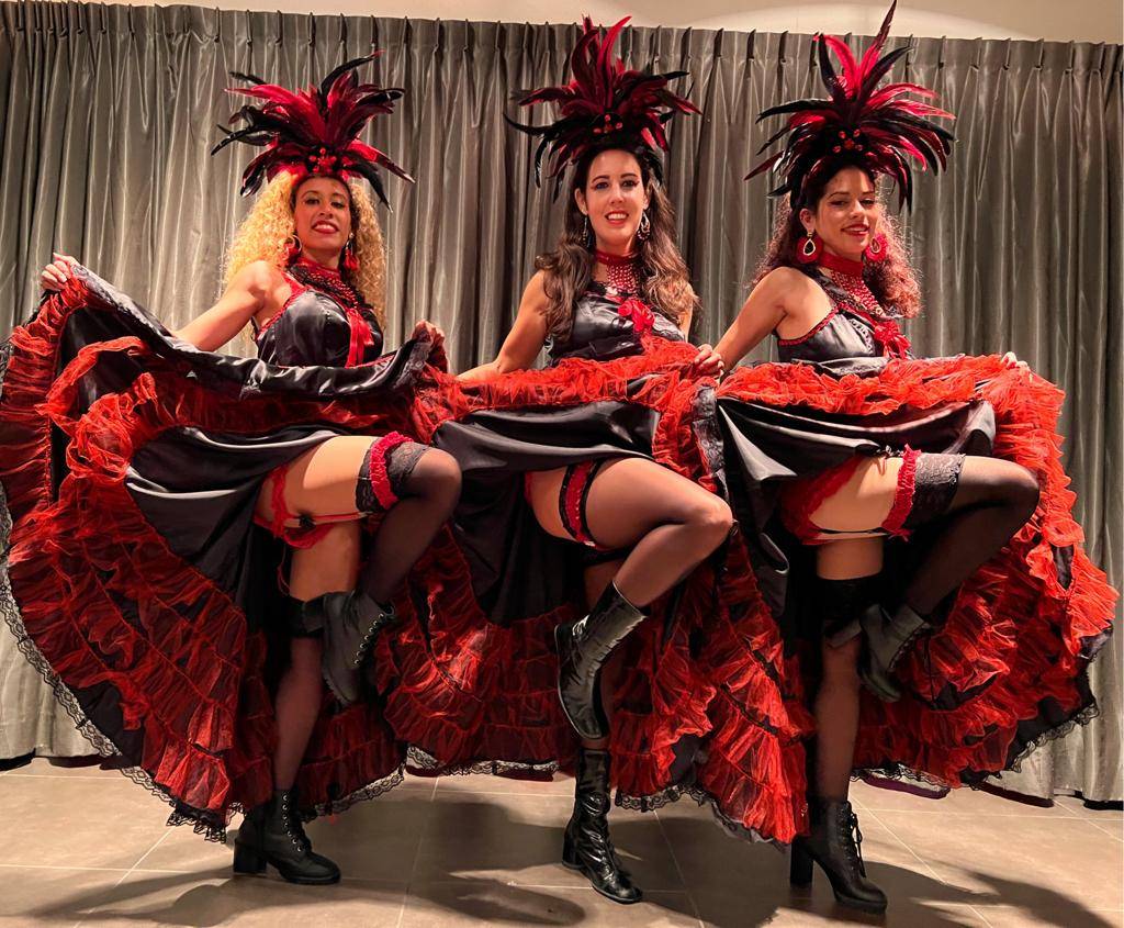 French Cancan danseressen in kleurrijke jurken tijdens interactieve dansshow op evenement