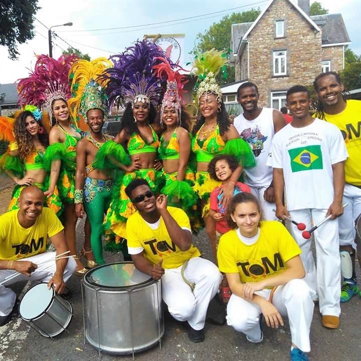 Viva Brasil percussieband met Braziliaanse drums en muzikanten tijdens optreden op festival