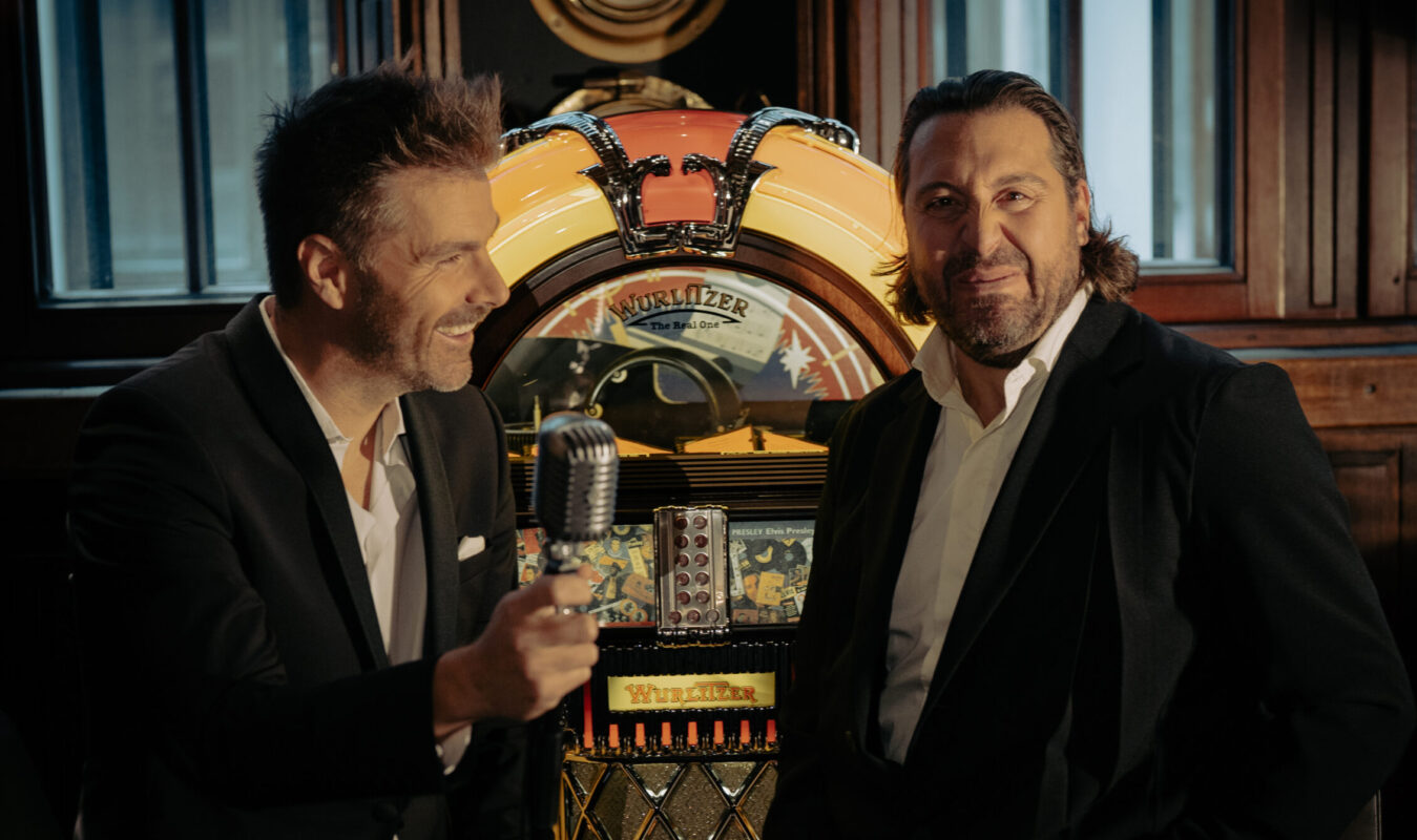 Kobe Ilsen en DJ Kenny Raes met Jukebox Heroes tijdens interactieve DJ-show op evenement