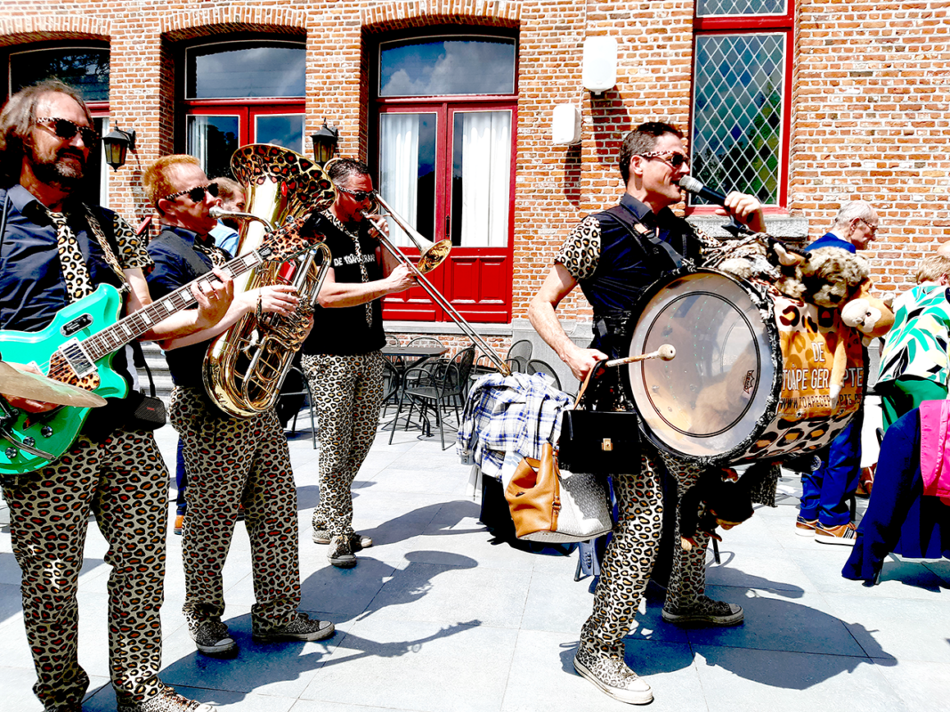 De Toâpe Geraapte mobiele brassband speelt live tussen het publiek tijdens een festival