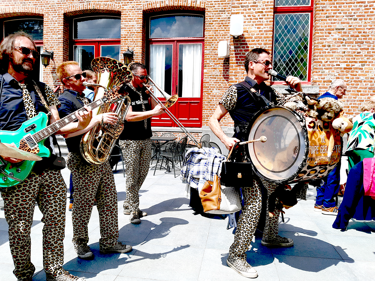 De Toâpe Geraapte mobiele brassband speelt live tussen het publiek tijdens een festival