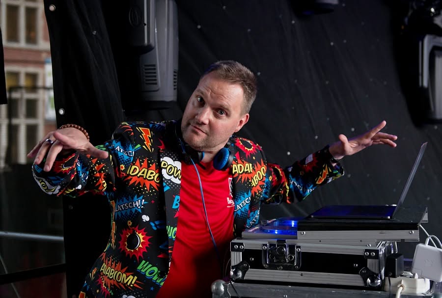 DJ Kurt Frederickx achter de draaitafels tijdens een bedrijfsfeest of huwelijksfeest