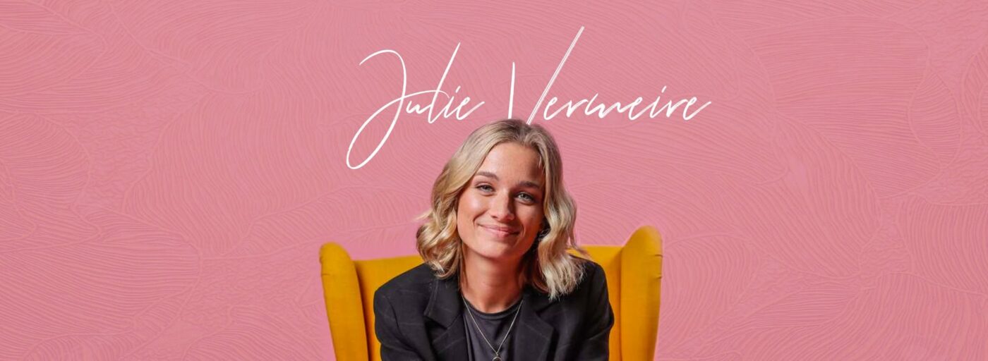 Julie Vermeire als presentatrice tijdens een bedrijfsevent of lifestyle-evenement