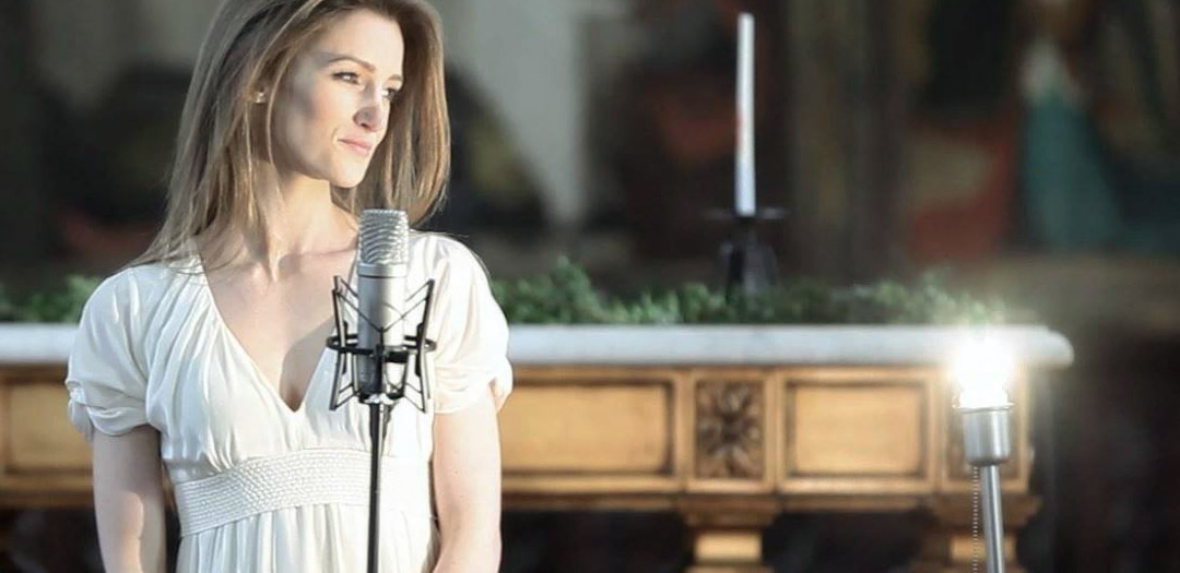 Steffi Vertriest als presentatrice tijdens een bedrijfsevenement of congres