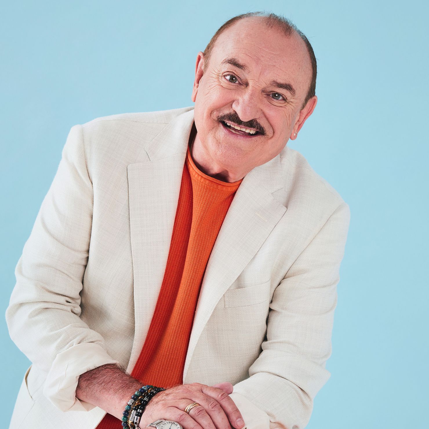 Hugo Sigal live tijdens een optreden