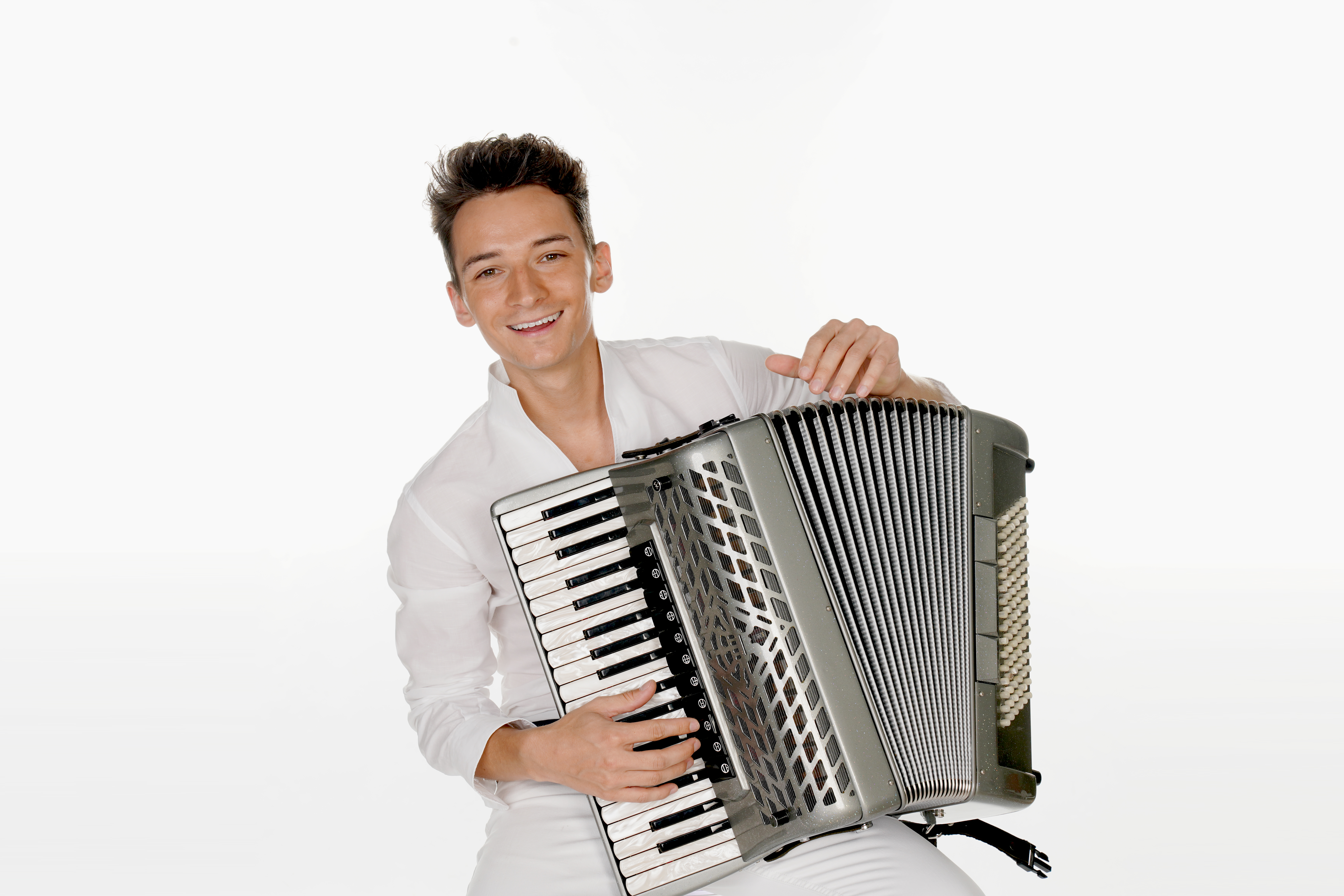 Thomas Julian als zanger en accordeonist tijdens een feest