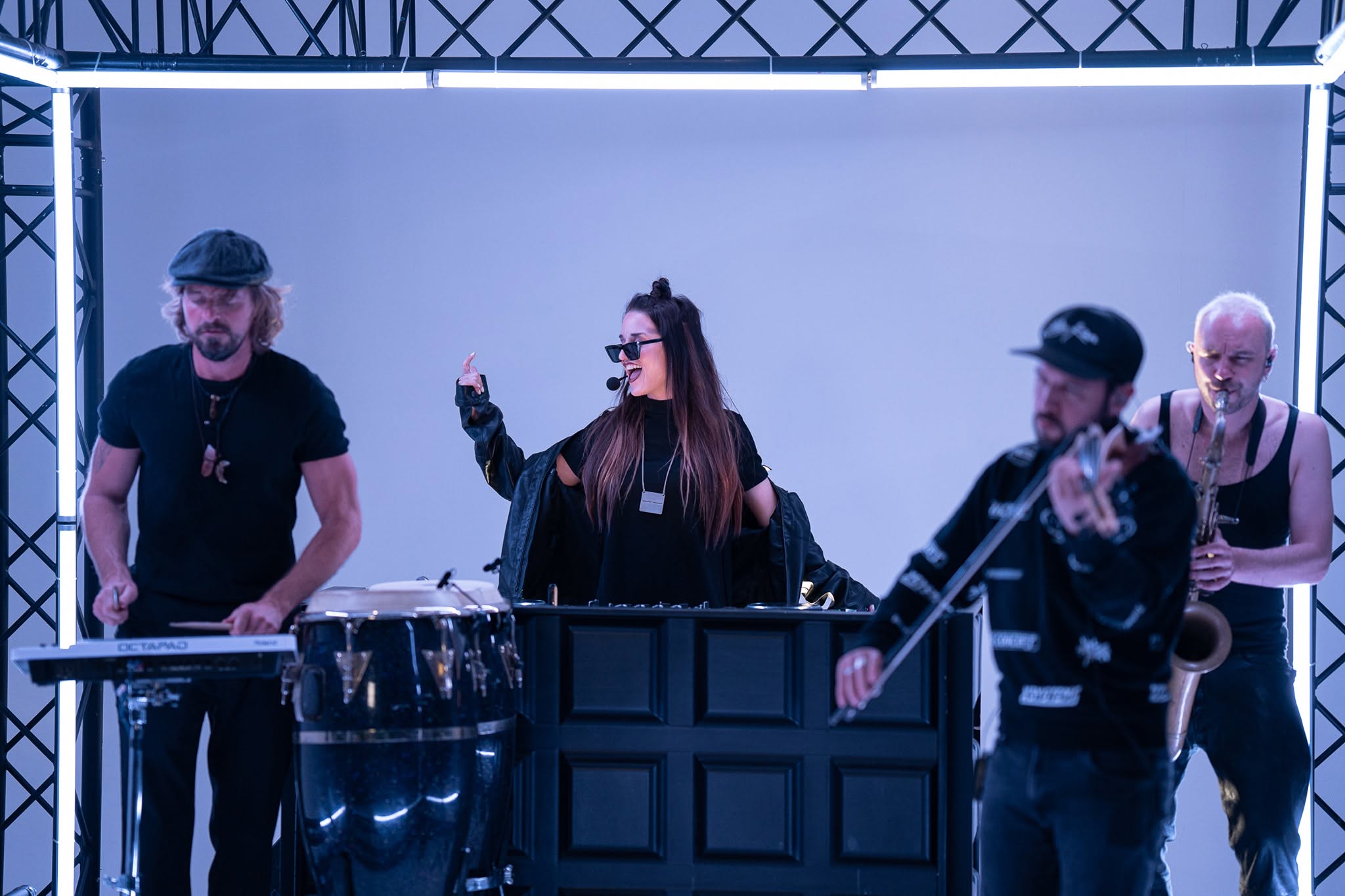 Djackie Djane live tijdens een feestelijk optreden