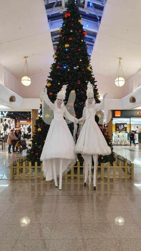 Ice Angels kerstengelen op stelten met lichtgevende kostuums