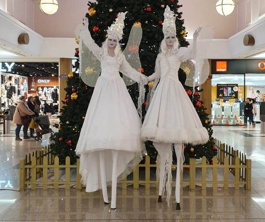Ice Angels kerstengelen op stelten met lichtgevende kostuums