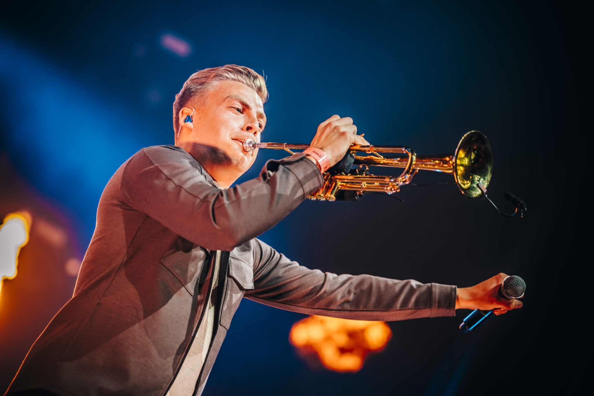 Jeffrey Parmentier live met trompet tijdens een optreden